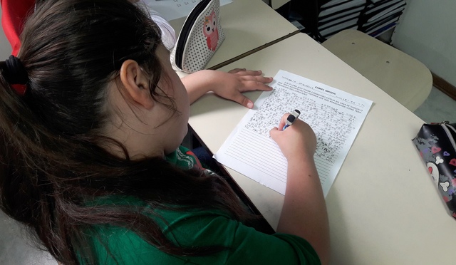 alunos escrevendo