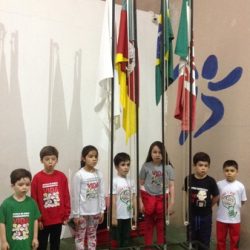 cantando o hino nacional