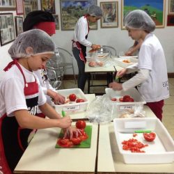 crianças cozinhando na aula de inglês