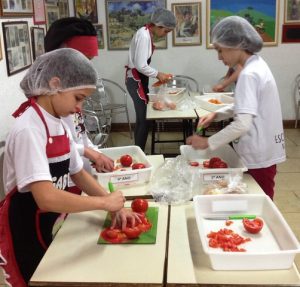 crianças cozinhando na aula de inglês