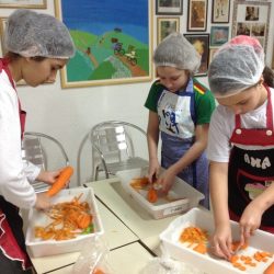 crianças cozinhando na aula de inglês