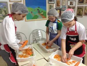 crianças cozinhando na aula de inglês