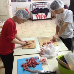 crianças cozinhando na aula de inglês