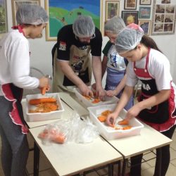 crianças cozinhando na aula de inglês