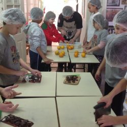 crianças cozinhando na aula de inglês