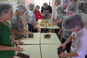 crianças cozinhando na aula de inglês