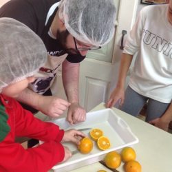 crianças cozinhando na aula de inglês