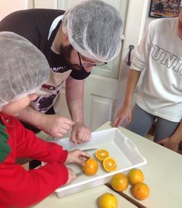crianças cozinhando na aula de inglês