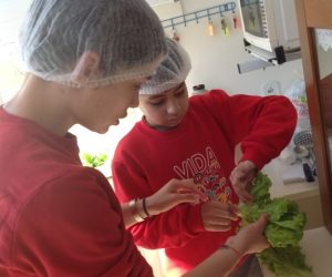 crianças cozinhando na aula de inglês