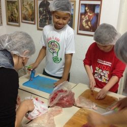 crianças cozinhando na aula de inglês