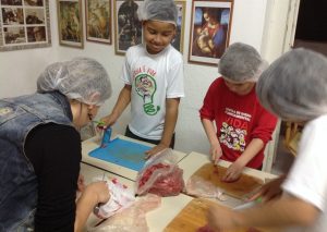 crianças cozinhando na aula de inglês