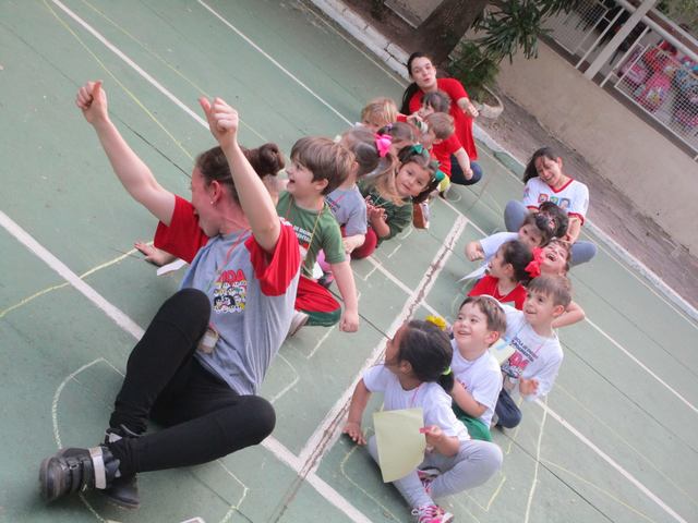 CRIANÇAS EM AULA