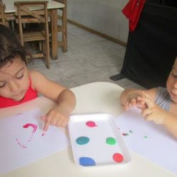 alunos pintando