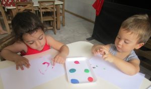 alunos pintando