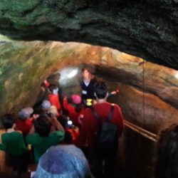 crianças na caverna