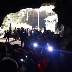 crianças na caverna