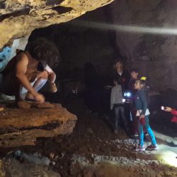 crianças na caverna