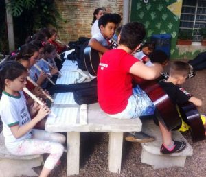 TOCANDO VIOLÃO