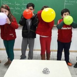 criancas com balão