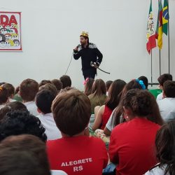 crianças na quadra