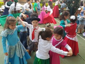 crianças na semana farroupilha