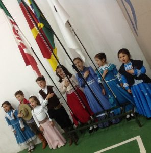 crianças na semana farroupilha