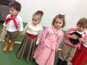 crianças na semana farroupilha