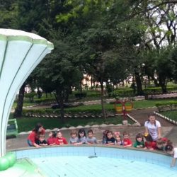 crianças no chafariz