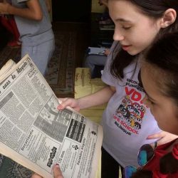 lendo jornal