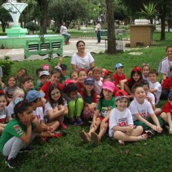 crianças na praça